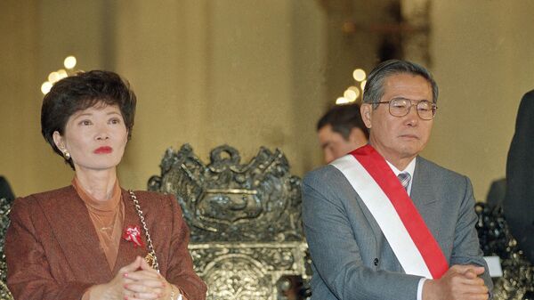 Susana Higuchi junto a su entonces esposo y presidente de Perú, Alberto Fujimori, durante un acto oficial en 1994 - Sputnik Mundo