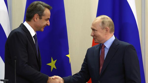 El presidente de Rusia, Vladímir Putin, se reúne con el primer ministro griego, Kyriakos Mitsotakis, en la ciudad de Sochi, el 8 de diciembre de 2021 - Sputnik Mundo