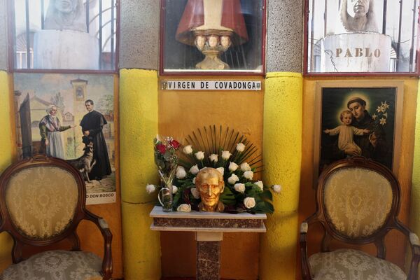 Busto de Justo en una de las estancias de la catedral que levantó en la localidad madrileña de Mejorada del Campo - Sputnik Mundo