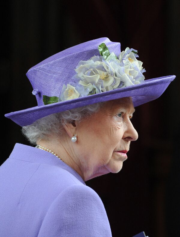 El color combina la tranquilidad constante del azul con una infusión energética del rojo.En la foto: la monarca británica, Isabel II, visita un hogar de ancianos para militares retirados ubicado en Londres. - Sputnik Mundo