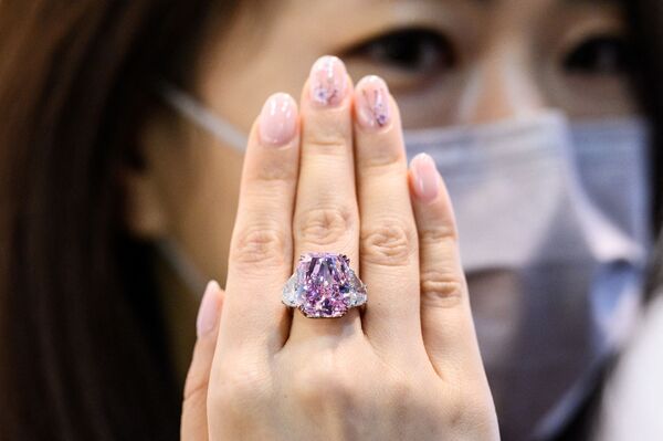 El diamante Sakura, de 15,81 quilates, en la subasta de Christie&#x27;s celebrada en Hong Kong. - Sputnik Mundo