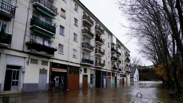 La inundación alrededor de edificios  después de fuertes lluvias en Villava - Sputnik Mundo