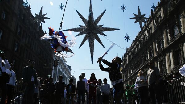 Niña mexicana celebrando Navidad en el Centro de la Ciudad de México - Sputnik Mundo