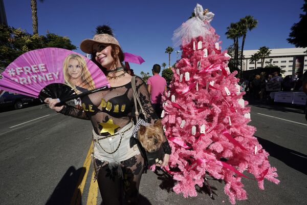 Un árbol de Navidad &#x27;Free Britney&#x27; colocado por los fans de Britney Spears a las puertas del juzgado donde se celebraba la vista en la que debía decidirse si se le retiraba la tutela al padre. - Sputnik Mundo