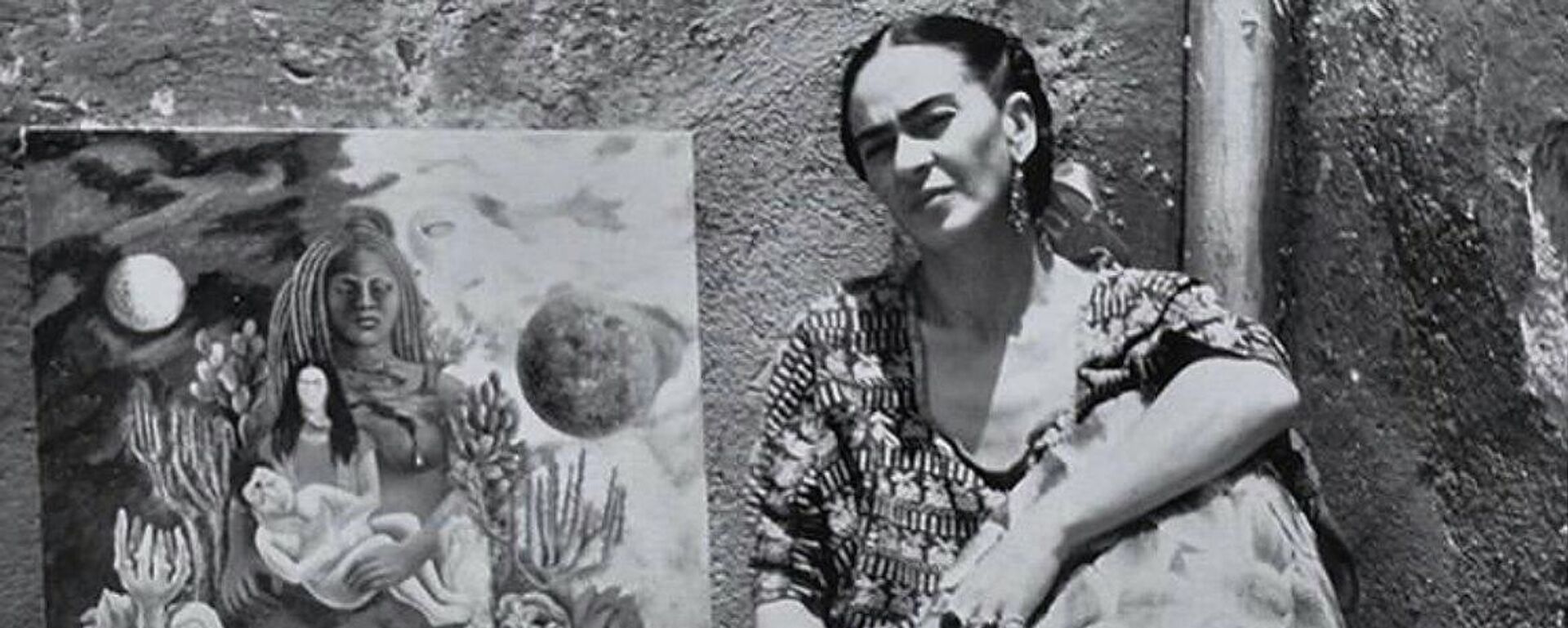 Frida Kahlo en su casa de Coyoacán, al lado de una de sus obras.  - Sputnik Mundo, 1920, 16.12.2021