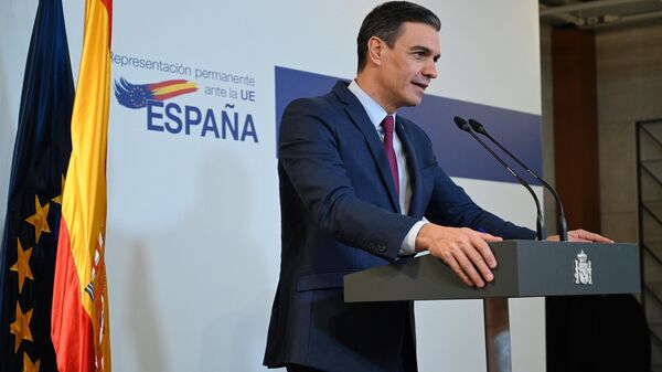 El presidente del Gobierno de España, Pedro Sánchez, en rueda de prensa en Bruselas, el 17 de diciembre de 2021 - Sputnik Mundo