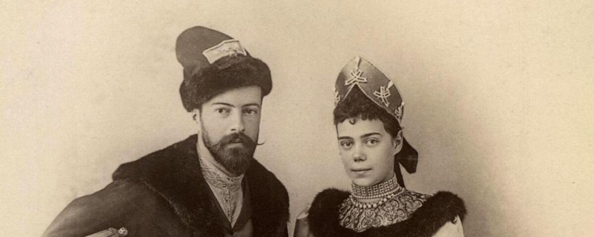 La gran duquesa Xenia junto a su esposo, Alejandro Románov, en 1894 - Sputnik Mundo, 1920, 17.12.2021