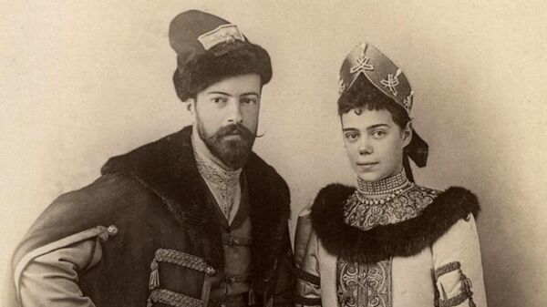 La gran duquesa Xenia junto a su esposo, Alejandro Románov, en 1894 - Sputnik Mundo