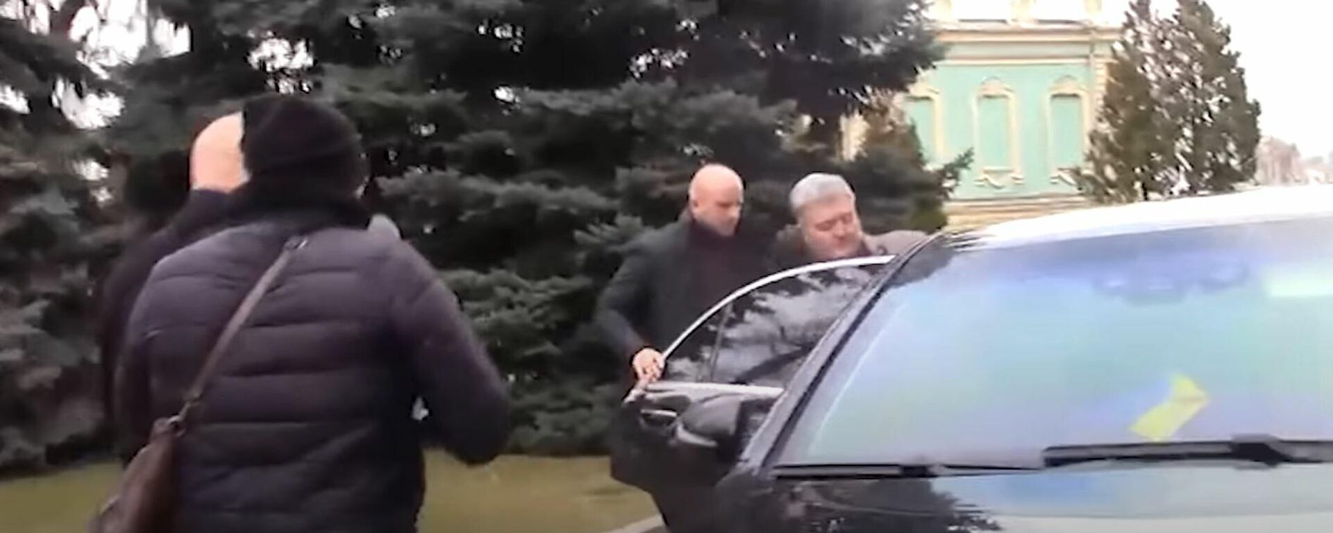 El expresidente de Ucrania, Petro Poroshenko, se fuga de los agentes que le intentan entregar un auto de comparecencia - Sputnik Mundo, 1920, 18.12.2021