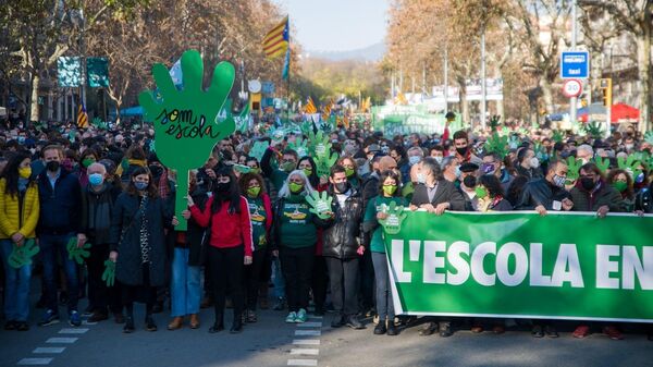 Manifestación de Somescola contra el fallo del 25% de castellano en las aulas en Barcelona - Sputnik Mundo