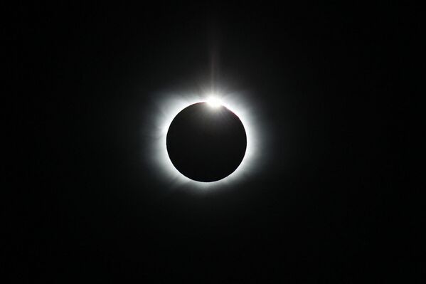 Un eclipse solar total sobre la Antártida, el 4 de diciembre. - Sputnik Mundo