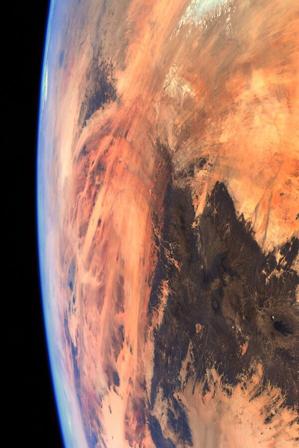 Una imagen del desierto del Sahara capturada desde la Estación Espacial Internacional por el astronauta de la Agencia Espacial Europea Thomas Pesquet. - Sputnik Mundo