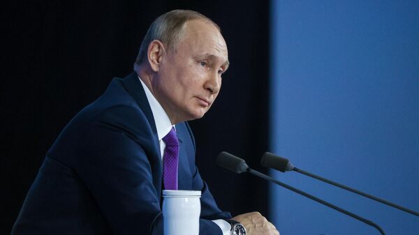 El presidente ruso, Vladímir Putin, en la rueda de prensa de fin del año - Sputnik Mundo