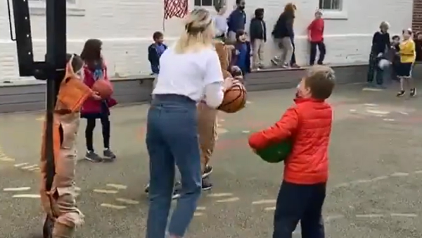 Una profesora de primaria se hace viral por su don como baloncestista - Sputnik Mundo