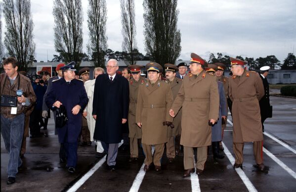 Luego de la transmisión en vivo, Mijaíl Gorbachov ofreció una corta entrevista y regresó a su despacho en el Kremlin para entregar a Yeltsin el botón rojo. Sin embargo, el presidente de Rusia se negó a acudir a su despacho, por lo que Gorbachov no tuvo otra opción más que traspasarle el maletín nuclear en un pasillo del Kremlin, con el ministro de Defensa de la URSS, Evgueni Sháposhnikov, como intermediario.En la foto: el ministro de Defensa de la URSS, Evgueni Sháposhnikov (centro) junto a su homólogo alemán, Gerhard Schtoltenberg (segundo por la izquierda) durante su visita a la guarnición soviética en Mahlwinkel, Alemania, el 1 de noviembre de 1991. - Sputnik Mundo