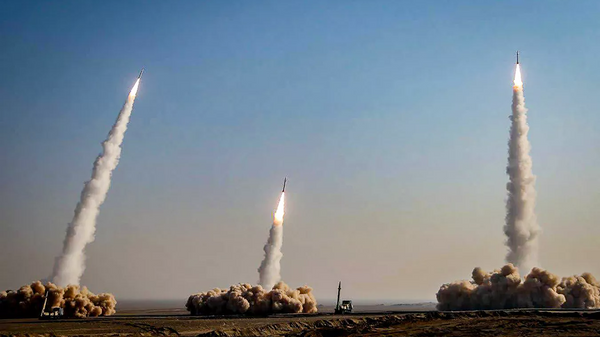 Irán realiza un masivo lanzamiento simultáneo de misiles balísticos, el 24 de diciembre del 2021 - Sputnik Mundo