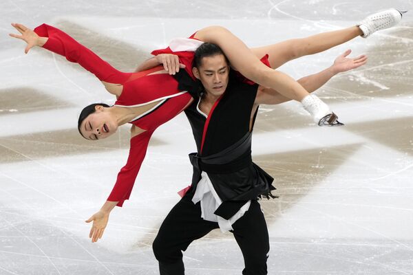 Los patinadores artísticos japoneses Kana Muramoto y Daisuke Takahashi interpretan un baile durante el Campeonato de Patinaje Artístico sobre Hielo de Japón, celebrado en Saitama, al norte de Tokio. - Sputnik Mundo