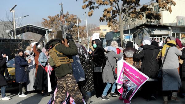 Los talibanes reprimen con disparos una protesta de mujeres en Kabul - Sputnik Mundo