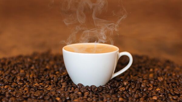 Una taza de café caliente - Sputnik Mundo