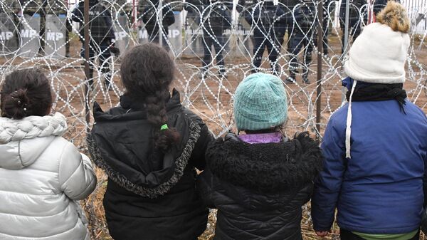 Niñas migrantes en la frontera de Bielorrusia con Polonia - Sputnik Mundo