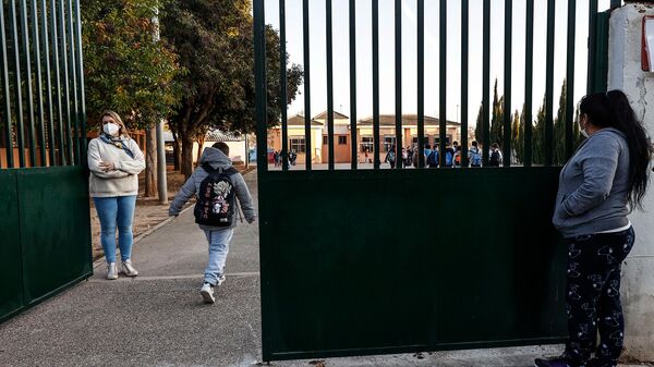 Niño entra al colegio público CEIP Antonio Machado (Valencia) - Sputnik Mundo