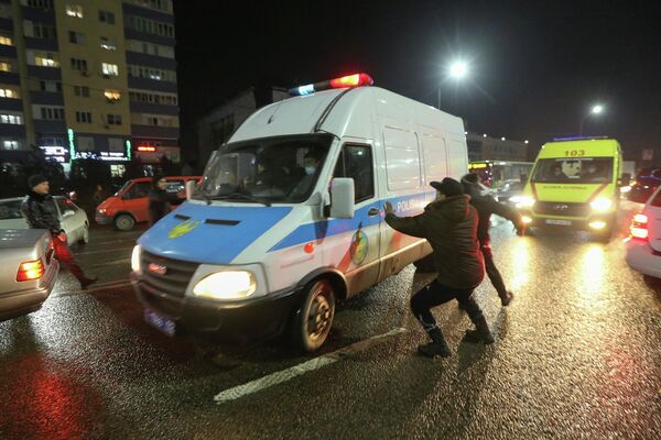 La ciudad kazaja de Almaty fue donde mayor cantidad de manifestantes se movilizaron enfrentándose a la policía, quienes a su vez buscaban dispersar las masivas protestas con granadas aturdidoras y gases lacrimógenos.En la foto: varios manifestantes atacan a un coche de la policía en Almaty. - Sputnik Mundo