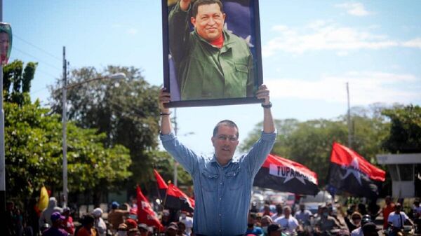 Jorge Arreaza con la imagen de Hugo Chávez - Sputnik Mundo