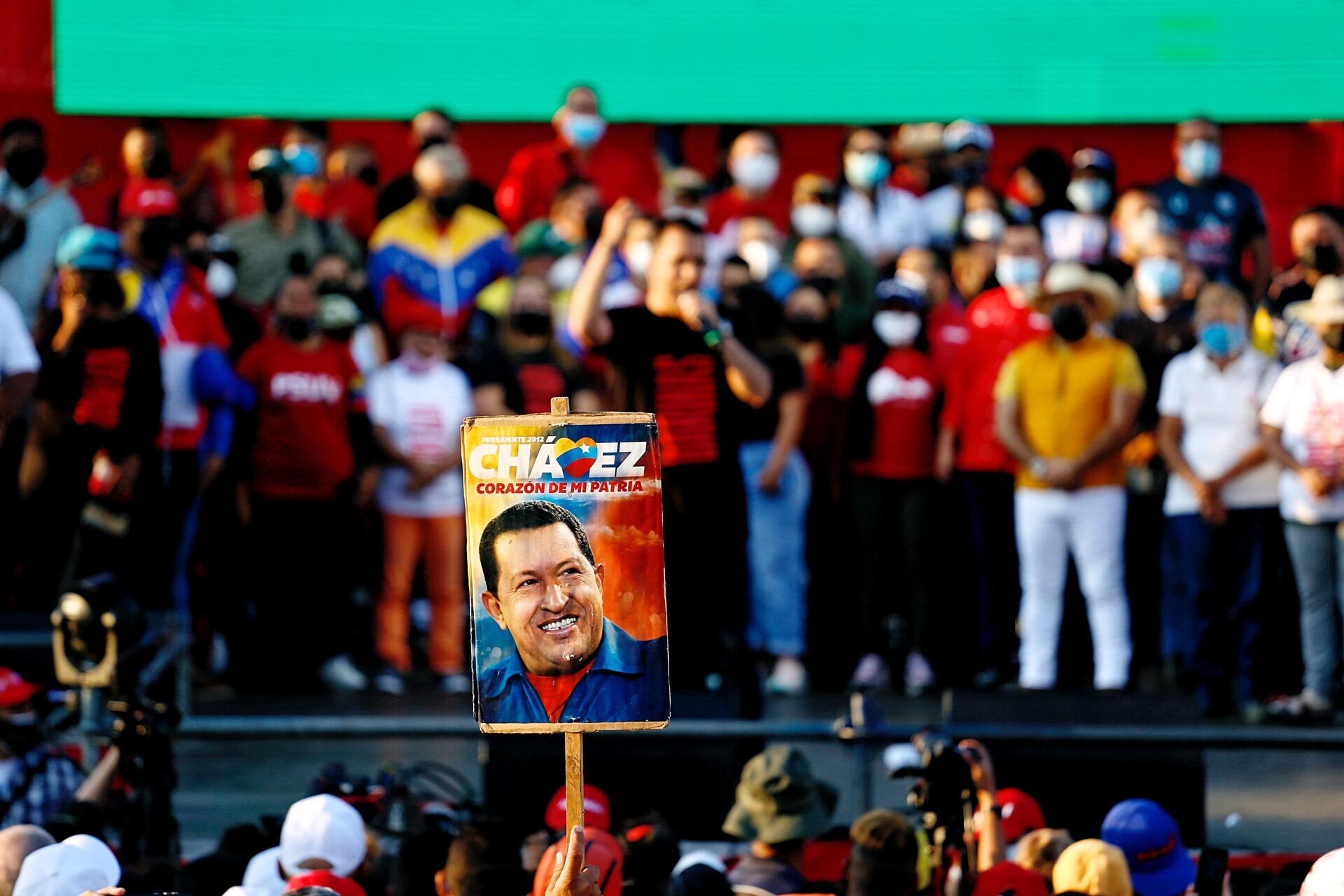 Pancarta con Hugo Chávez, expresidente de Venezuela (1999-2013) - Sputnik Mundo, 1920, 07.01.2022