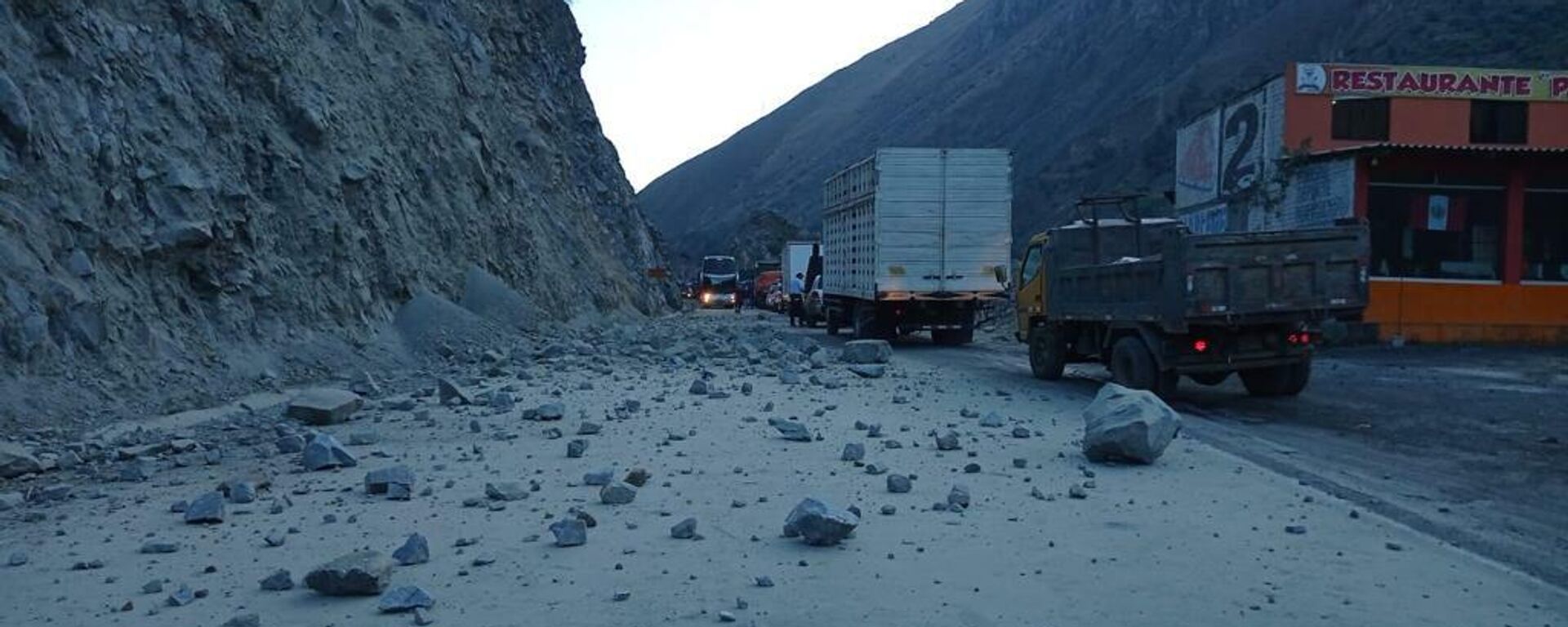 Deslizamiento de piedras en carreteras peruanas tras un sismo - Sputnik Mundo, 1920, 07.01.2022