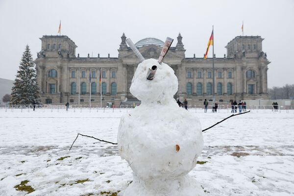 Un muñeco de nieve delante del edificio del Reichstag, Berlín, Alemania, el 10 de diciembre de 2021. - Sputnik Mundo
