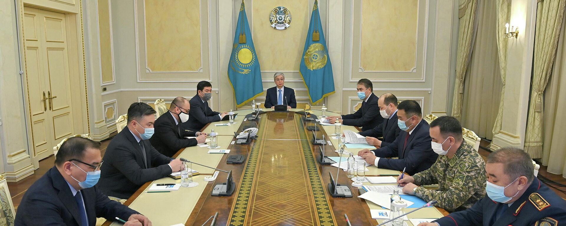 El presidente de Kazajistán, Kasim-Zhomart Tokáev, preside una reunión del Centro de Operaciones de Emergencia tras las protestas, en Nur-Sultan, Kazajistán, el 8 de enero de 2022 - Sputnik Mundo, 1920, 08.01.2022