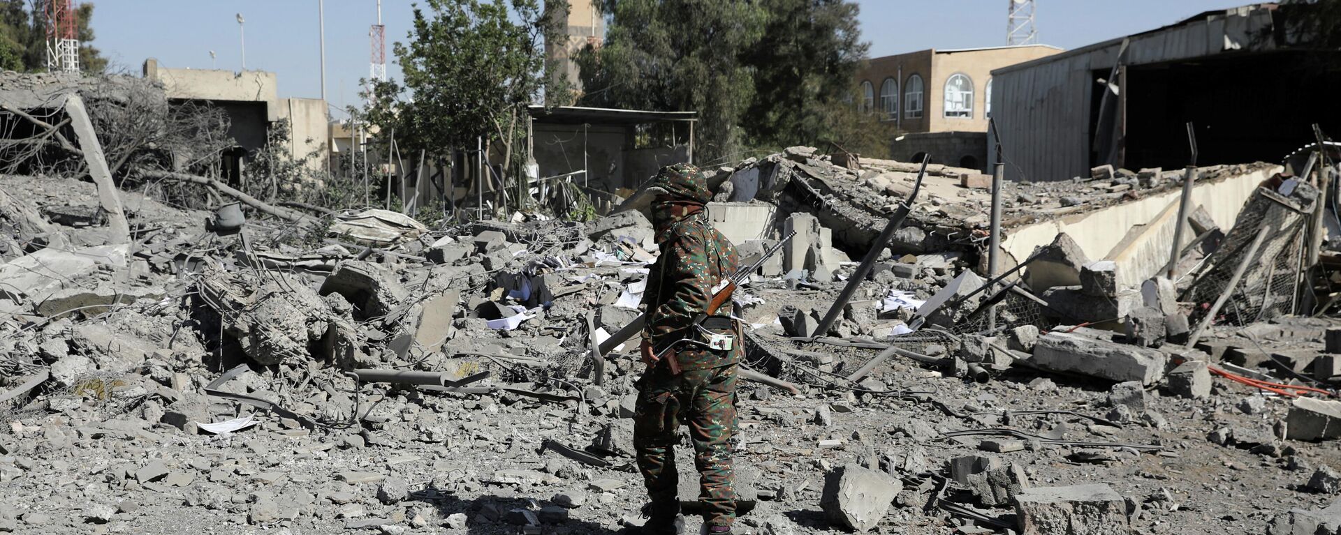 Un policía camina sobre los escombros de un edificio destruido por los ataques aéreos liderados por Arabia Saudita en Yemen - Sputnik Mundo, 1920, 08.01.2022