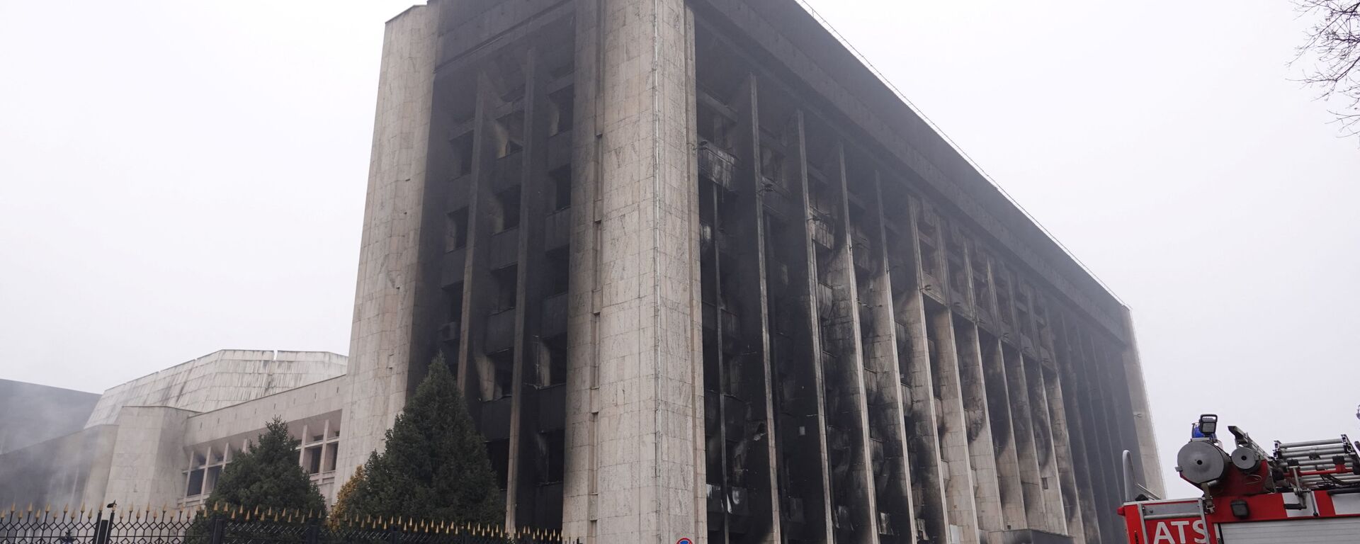 Здание городской администрации, которое было подожжено во время беспорядков в Алматы - Sputnik Mundo, 1920, 10.01.2022