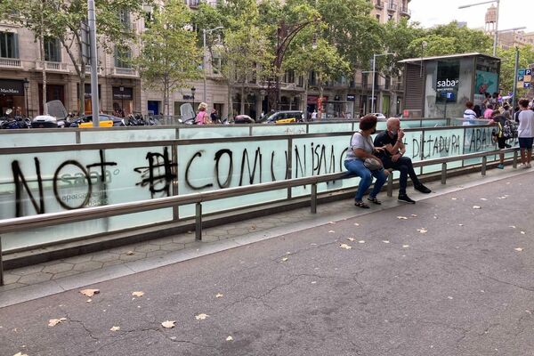 Pintadas frente al Consulado de Cuba en Barcelona - Sputnik Mundo