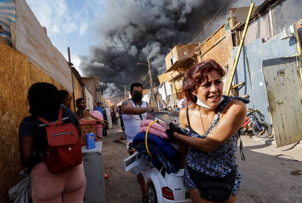 Al menos 400 personas se quedaron sin techo debido a un incendio originado en un barrio de la ciudad de Iquique, en el norte de Chile. - Sputnik Mundo