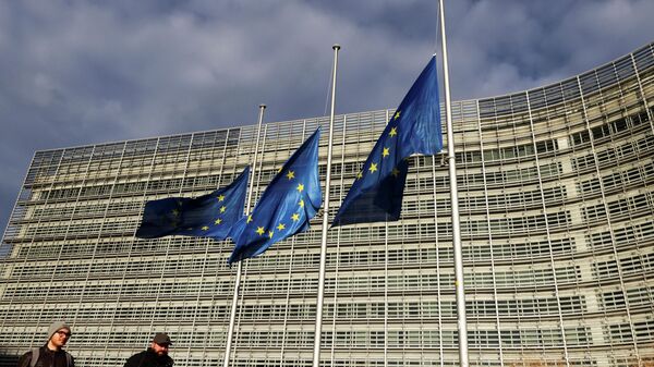 Las banderas de la Unión Europea bajadas a media asta - Sputnik Mundo