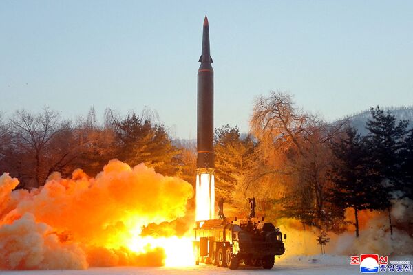 Esta es la segunda prueba realizada por Corea del Norte desde Año Nuevo. La anterior tuvo lugar el 5 de enero, también en la provincia de Chagang. Corea del Norte dijo que probó un misil hipersónico que recorrió 700 kilómetros y alcanzó su blanco con precisión. - Sputnik Mundo