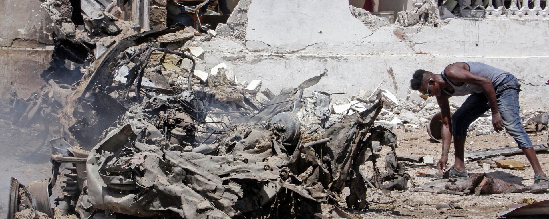 Un hombre busca entre los restos de una explosión en Somalia (archivo) - Sputnik Mundo, 1920, 17.07.2022