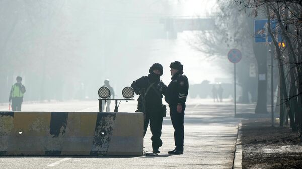 La policía bloquea la carretera para controlar el tráfico en Almaty, Kazajistán - Sputnik Mundo