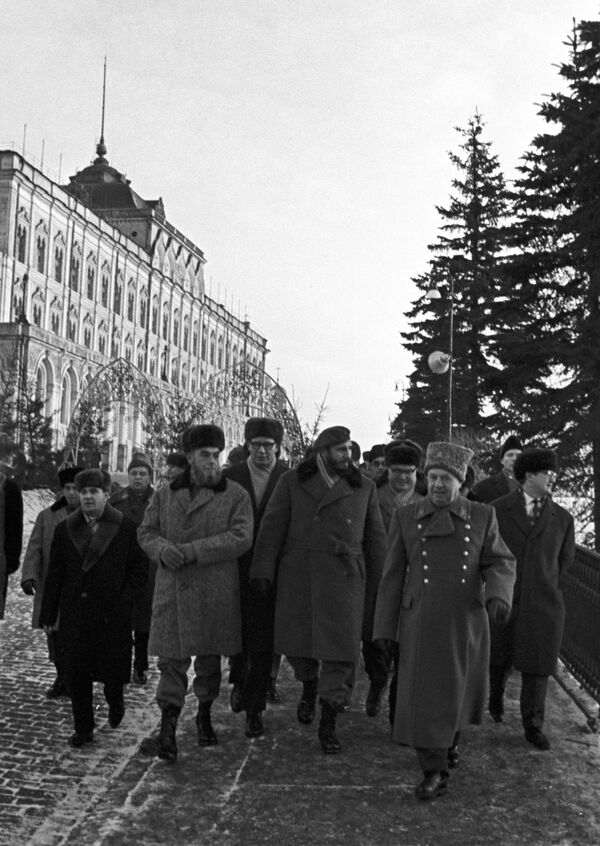 Fidel Castro y el comandante del Kremlin, el teniente general Andréi Vedenin (a la derecha) durante un paseo por el territorio del Kremlin de Moscú, el 13 de enero de 1964. - Sputnik Mundo