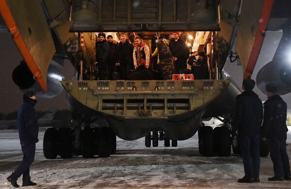 Así el avión de transporte militar Il-76M con rusos evacuados de Kazajistán arribó al aeródromo de Chkalovski, en la región de Moscú, Rusia. - Sputnik Mundo