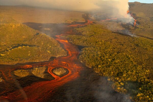 Una vista panorámica de los flujos de lava tras la erupción del volcán Wolf en la isla Isabela en las islas Galápagos de Ecuador. - Sputnik Mundo