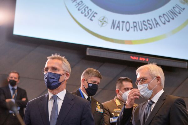 El viceministro de Asuntos Exteriores ruso, Alexandr Grushko, y el secretario general de la OTAN, Jens Stoltenberg, antes de la reunión del Consejo OTAN-Rusia en Bruselas. - Sputnik Mundo