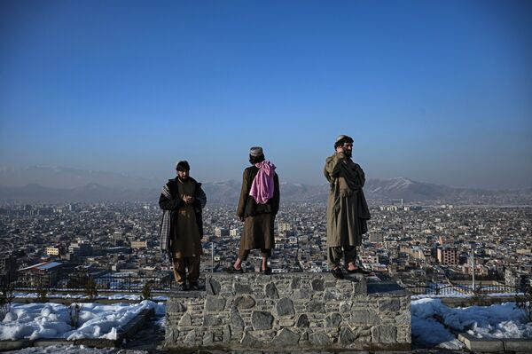 Tres talibanes son captados en una colina de Kabul, en Afganistán. - Sputnik Mundo