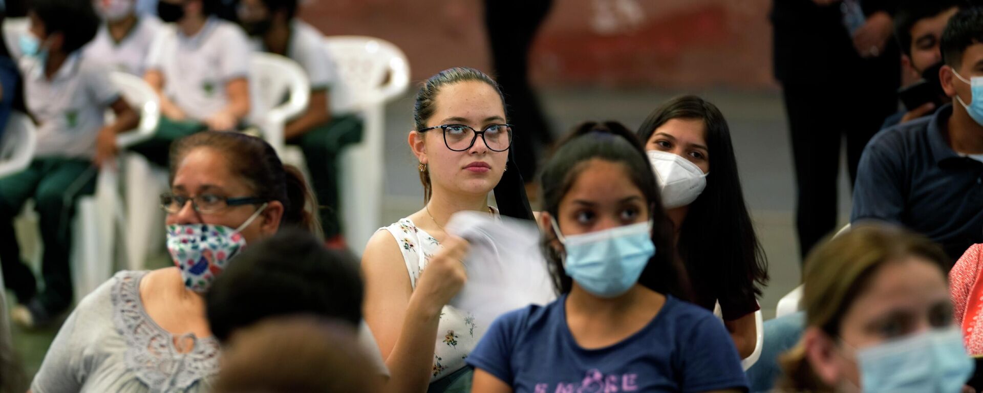 Adolescentes esperan su turno para vacunarse contra el coronavirus en Asunción, Paraguay - Sputnik Mundo, 1920, 22.02.2022