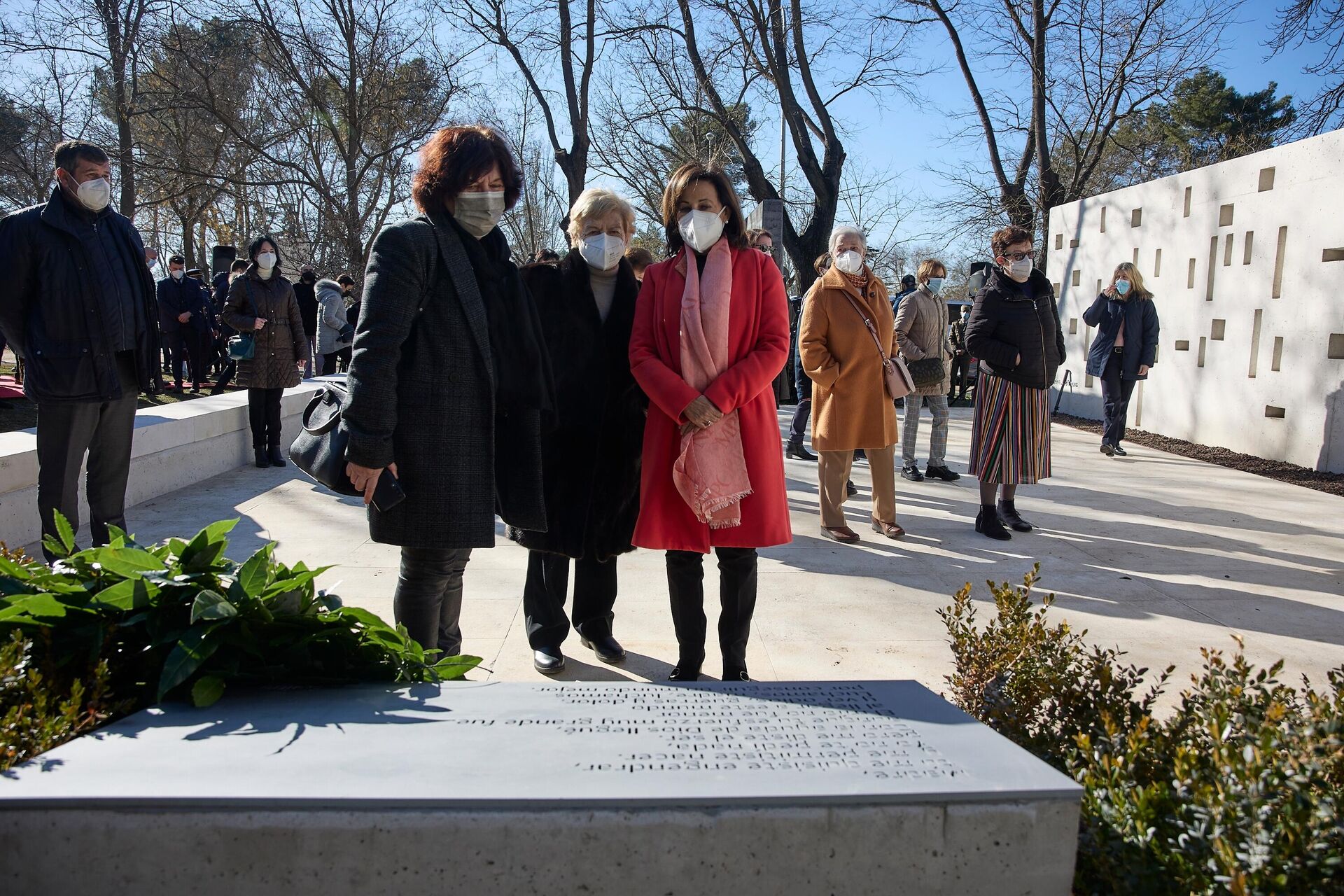 La ministra de defensa, Margarita Robles, junto a varios asistentes, en la inauguración del monolito en homenaje y recuerdo de los 62 militares fallecidos en el accidente aéreo del YAK-42 - Sputnik Mundo, 1920, 14.01.2022