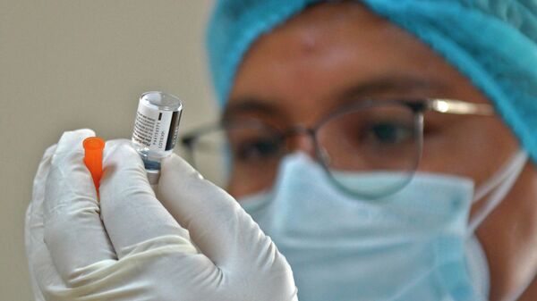 Médico ecuadoreño con la vacuna contra COVID - Sputnik Mundo