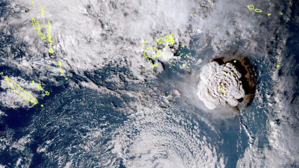 La erupción del volcán Hunga Tonga-Hunga Ha'apai, vista desde el espacio - Sputnik Mundo