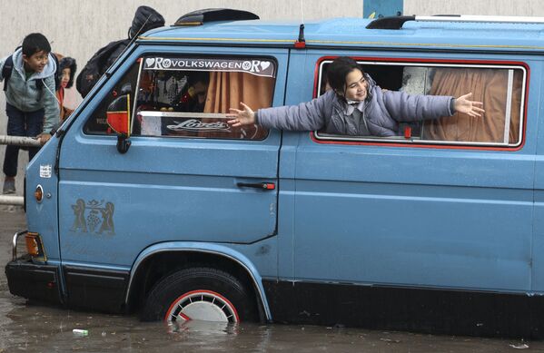 Los servicios de rescate locales evacuaron a cientos de personas y ayudaron a decenas afectadas por las inundaciones. - Sputnik Mundo
