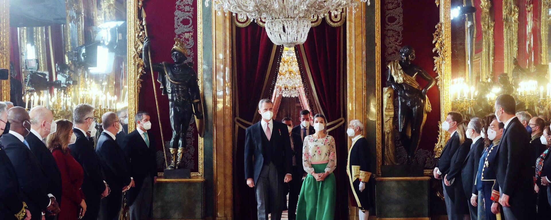 El rey de España, Felipe VI, y la reina Letizia durante la recepción del cuerpo diplomático celebrada en el Palacio Real - Sputnik Mundo, 1920, 17.01.2022